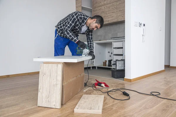 Carpintero Con Rompecabezas Con Cable Que Corta Una Parte Superficie — Foto de Stock