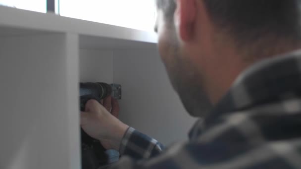 Tornillos Tornillo Carpintero Piezas Montaje Cocina Con Destornillador Eléctrico Alrededor — Vídeo de stock