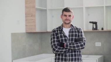 Mutfakta bir marangozun portresi..
