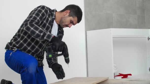 Carpinteiro Finalizando Montagem Prateleira Cozinha Chão — Vídeo de Stock