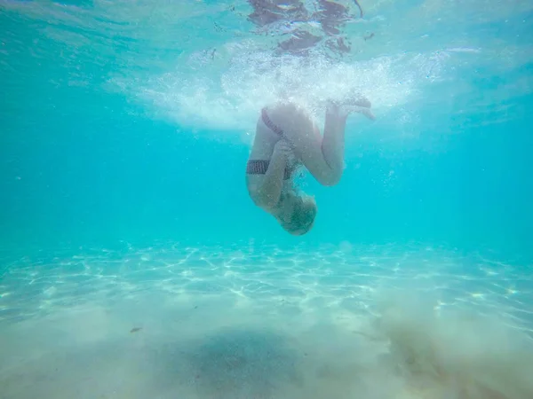 Pod Wodą Zdjęcie Kobiety Bikini Nurkującej Turkusowej Wodzie Morskiej — Zdjęcie stockowe