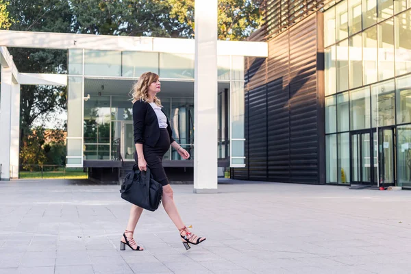 Une Femme Affaires Enceinte Marchant Devant Bâtiment Moderne Avec Sac — Photo