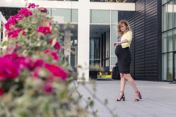 Une Femme Caucasienne Enceinte Marchant Devant Bâtiment Moderne Avec Bagage — Photo