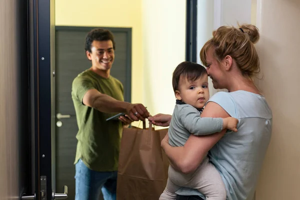 Une Mère Avec Bébé Dans Les Bras Porte Maison Récupère — Photo