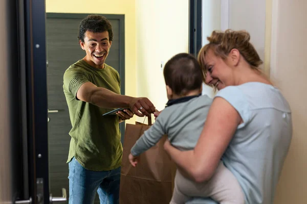 Une Mère Avec Bébé Dans Les Bras Porte Maison Récupère — Photo