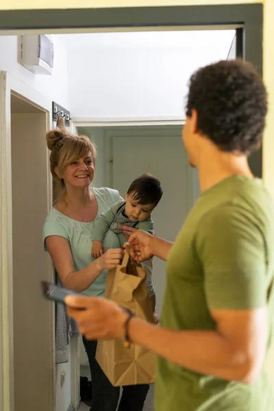 Une Mère Avec Bébé Dans Les Bras Porte Maison Récupère — Photo