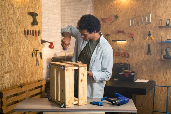 Carpenter Dokončuje Šroub Šroubovákem Ruce Finální Práce Bedně Koly — Stock fotografie