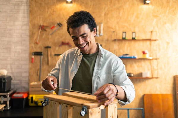 Carpintero Midiendo Una Caja Madera Mirando Sus Dibujos Trabajo Taller — Foto de Stock