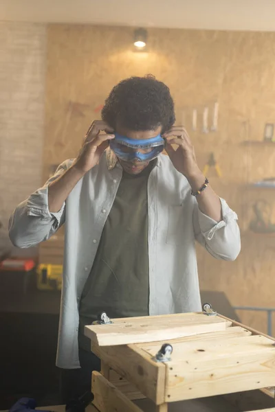 Retrato Carpintero Con Gafas Seguridad Sobre Cabeza Taller — Foto de Stock