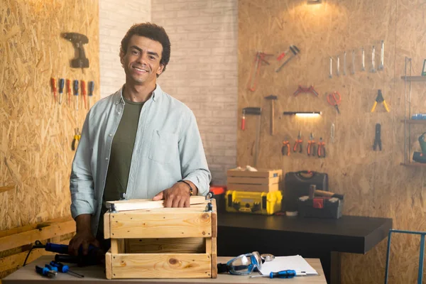 Retrato Carpintero Sonriente Taller Mientras Mira Cámara Mientras Sostiene Una —  Fotos de Stock