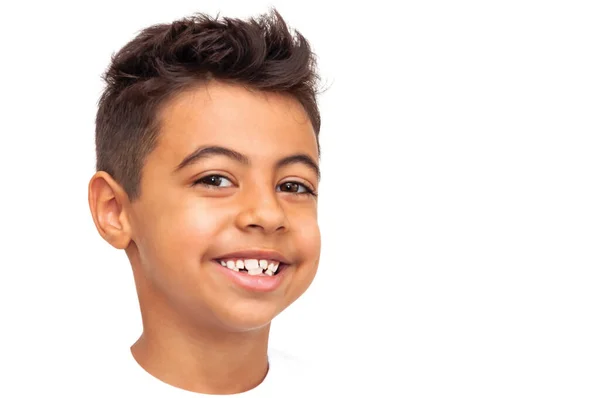 De cerca la imagen de guapo emocional niño pequeño negro usando camiseta blanca divertirse, riendo en voz alta — Foto de Stock
