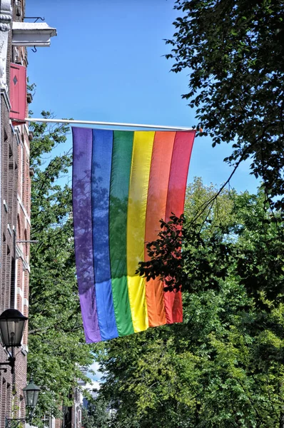 La bandera LGBT se coloca en la fachada de la casa — Foto de Stock