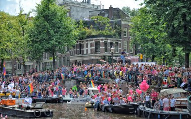 Amsterdam, Hollanda - 4 Ağustos 2012: İnsanlar Amsterdam kanallarında düzenlenen gay geçit törenini kutluyor.