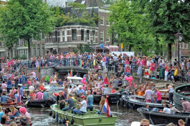 Amsterdam, Hollanda - 4 Ağustos 2012: İnsanlar Amsterdam kanallarında düzenlenen gay geçit törenini kutluyor.