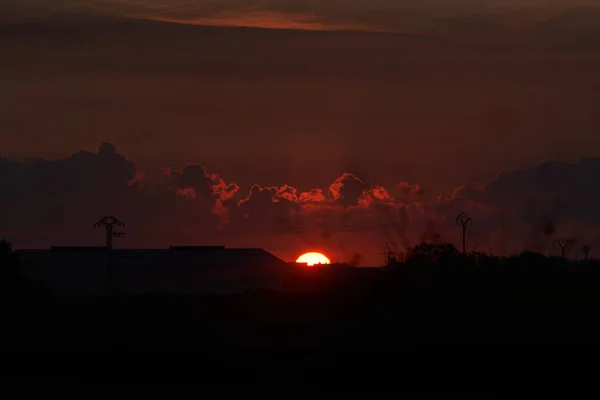 Hermoso Amanecer Sobre Una Fábrica Con Torres Eléctricas Los Lados —  Fotos de Stock