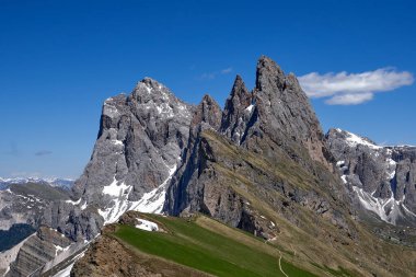 Yaz başında Seceda Dağı 'nın tepesinin güzel manzarası. İtalyan Dolomitleri' nde yükselen kaya formları ve çayırlar.