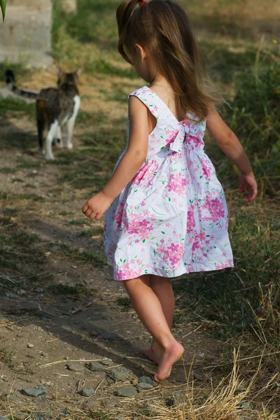 Menina em um belo vestido de verão descalço — Fotografia de Stock