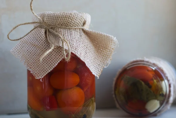 Tomates à l'ail et épices dans la saumure — Photo