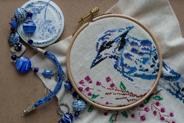 Geborduurde blauwe vogel, blauwe kralen en elementen — Stockfoto