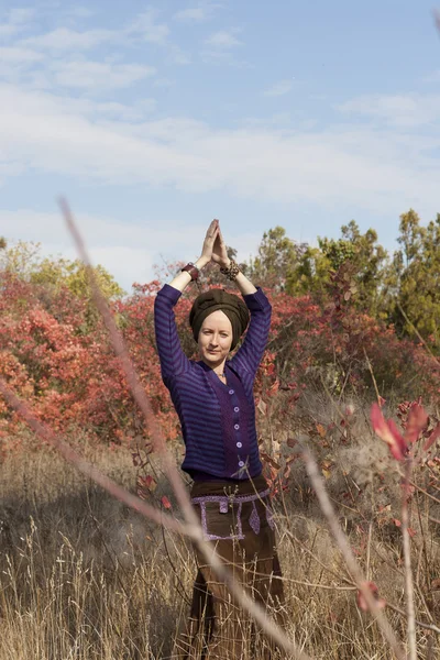 Jeune femme yogi — Photo