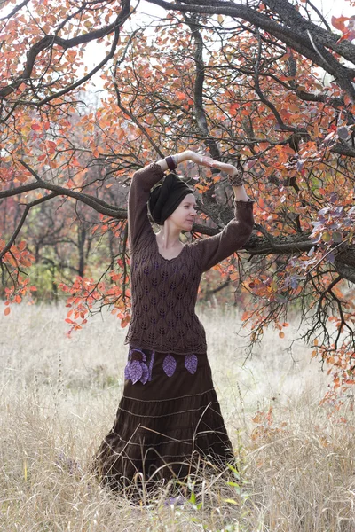 Молодая красивая женщина танцует на открытом воздухе Лицензионные Стоковые Изображения