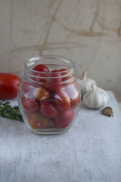 Frasco de vidro com colocado em seus pequenos tomates — Fotografia de Stock