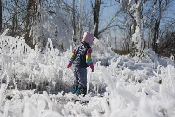 氷の中を散策の女の子 — ストック写真