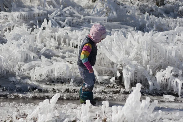 氷の中で歩く少女 — ストック写真