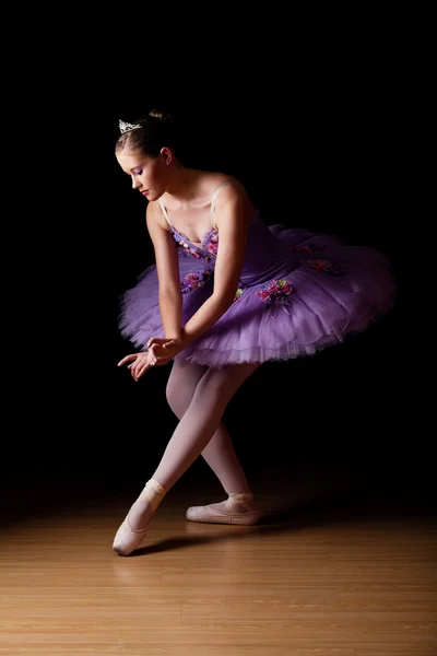 Vackra unga balettdansare bär lila tutu — Stockfoto
