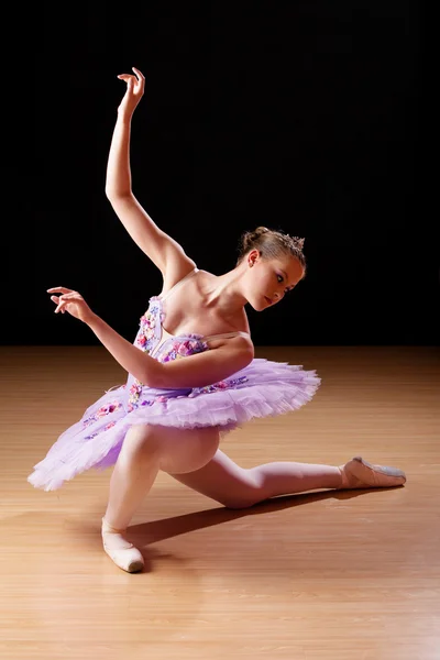 Adolescente menina realizando balé em estúdio Imagem De Stock