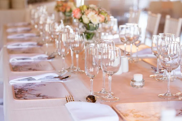 Champaigne and wine glasses on table at wedding reception — Stock Photo, Image