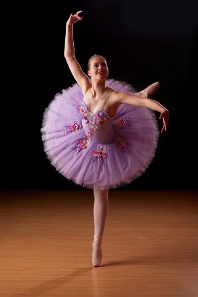 Unga ballerina i studio praktiserande — Stockfoto