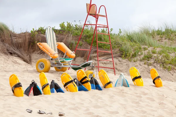 Cadeira Lifesaver e equipamentos na praia — Fotografia de Stock