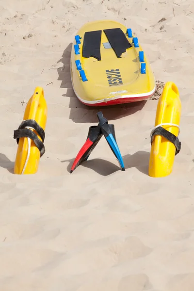 Levensreddende vlot, floation apparaten en zwemmen vinnen op strand — Stockfoto