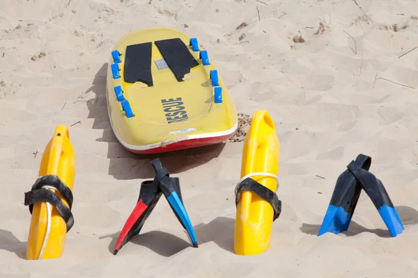 Levensreddende apparatuur liggend op het strand-zand — Stockfoto