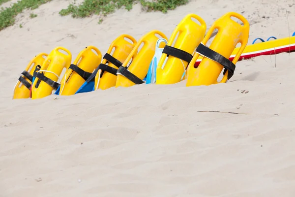 Rij van levensreddende floation apparaten op het strand — Stockfoto