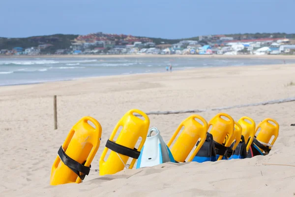 Playa con dispositivos de flotación salvavidas — Foto de Stock