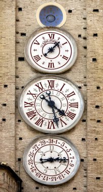 İtalya, Tolentino şehir merkezi meydanı, Saat Kulesi, saat göstergeleri ayın evrelerini, İtalyan saatini ve astronomik saati gösteriyor.