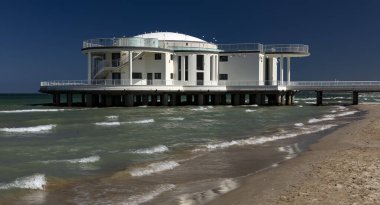 Senigallia. Rotonda a Mare, deniz manzaralı bir yapıdır. Özgürlük tarzında bir deniz kabuğuyla inşa edilmiştir.