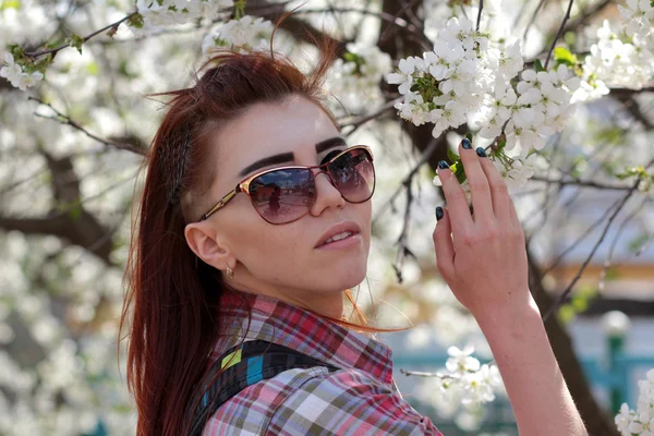 Girl near a flowering tree — Stock Photo, Image