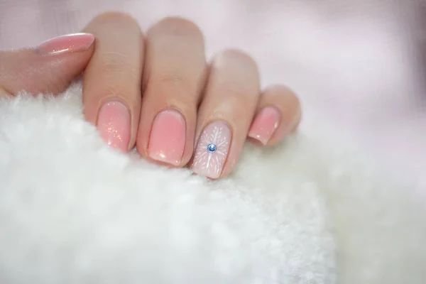 Manicure Ontwerp Met Sneeuwvlok Patroon Met Ijssteen Het Midden Palm — Stockfoto