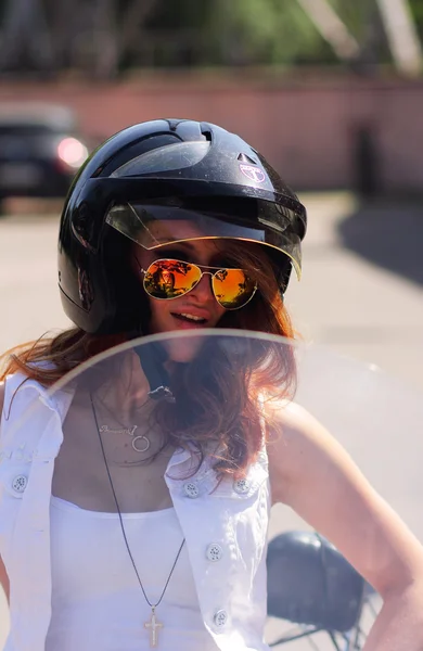 Bir motosiklet kask kız — Stok fotoğraf
