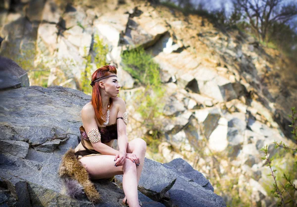 Chica primitiva en las rocas — Foto de Stock