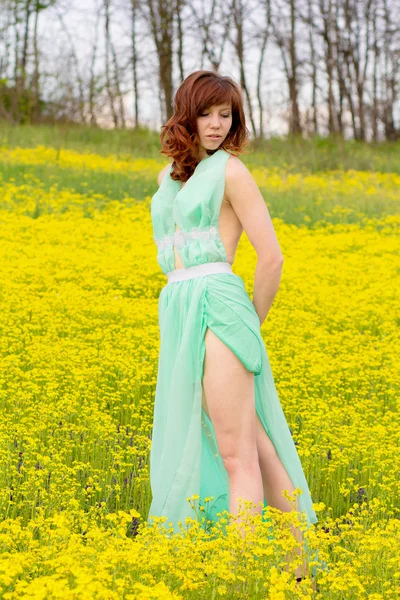 La fille sur le chemin du printemps, l'été — Photo