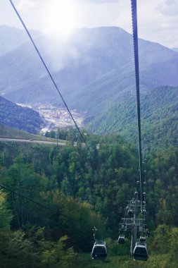 Teleferik şehir ve dağ üzerinde