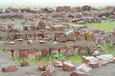 Orta Asya 'daki eski taş bir şehrin kalıntıları.