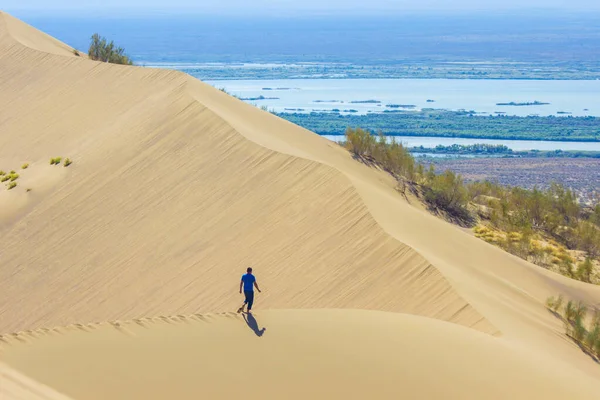 A man walks on the sand in the Altyn Emel National Park in Kazakhstan — Stock Image Man Walks Sand Altyn Emel National Park Kazakhstan Stock Photo