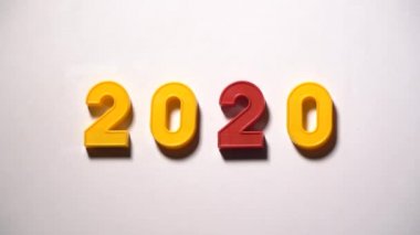 2021 sayısı tahtadaki 2020 sayısını değiştiriyor.