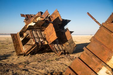 Ekolojik felaket, Aral Denizi 'nin dibindeki bir geminin kalıntıları.