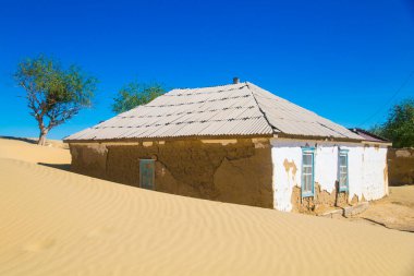 Ekolojik felaket, kurumuş Aral Denizi. Orta Asya 'da çölün ortasında bir köy.
